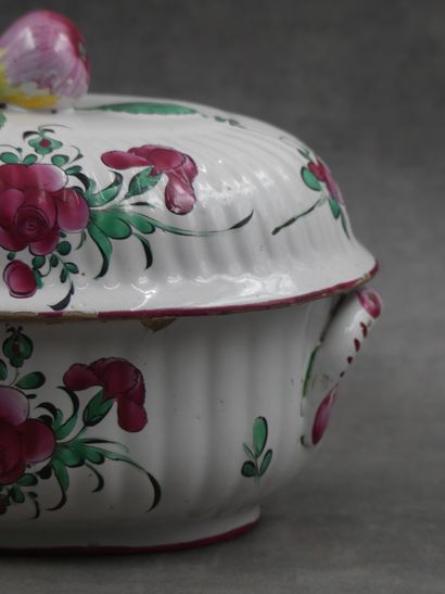 Une soupière en faïence à décor de fleurs,...