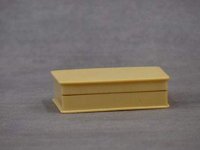 Deux boîtes, ronde et rectangulaire, en os?...