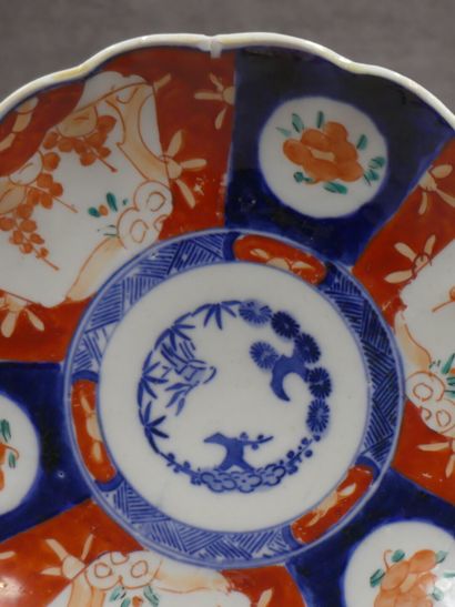 Paire d'assiettes en porcelaine à décor Imari....