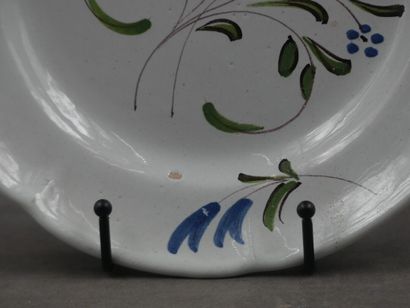 Une Assiette en faïence à décor de fleurs....