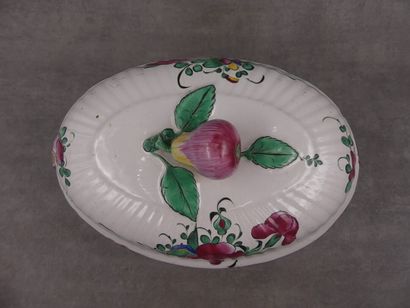 Une soupière en faïence à décor de fleurs,...