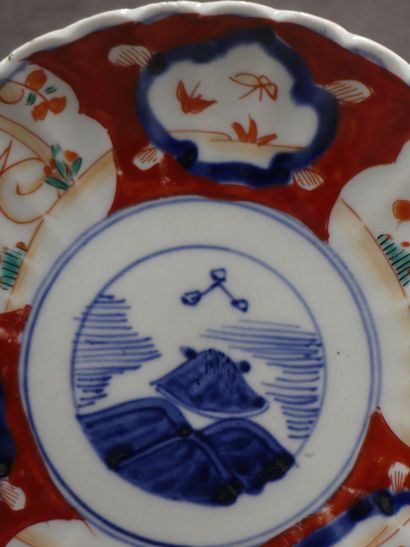 Paire d'assiettes en porcelaine à décor Imari....