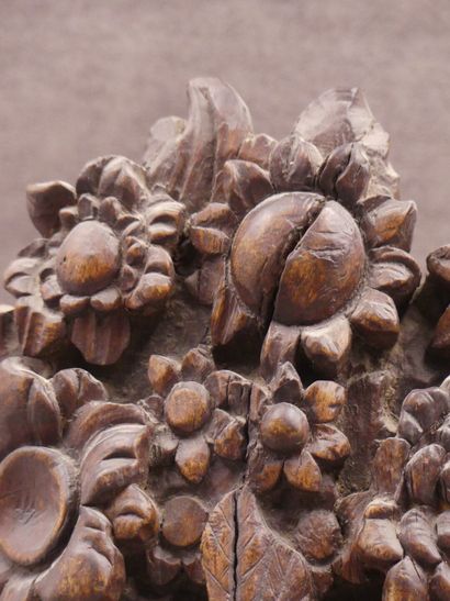 Deux éléments de boiserie en noyer sculpté...
