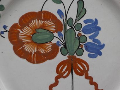 Assiette en faïence au décor de fleurs. XVIIIème...