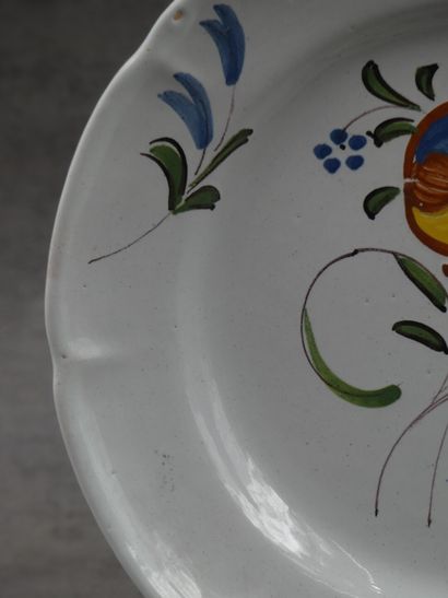 Une Assiette en faïence à décor de fleurs....