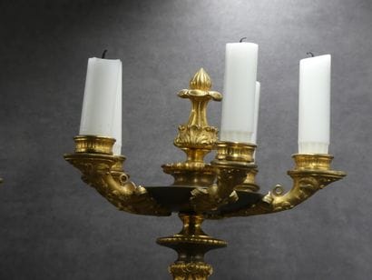 Paire de candélabres à quatre feux en bronze...