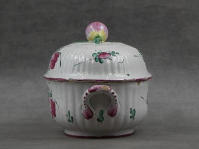 Une soupière en faïence à décor de fleurs,...