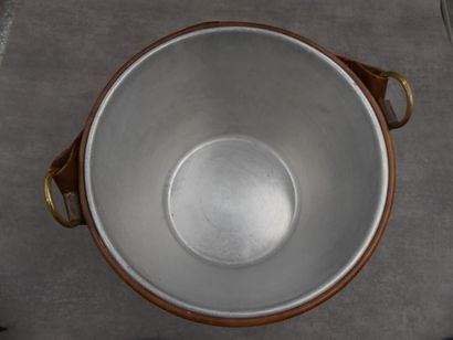 Seau à glace et son couvercle gainé de cuir....