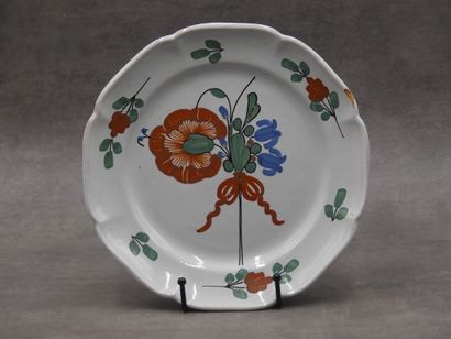 Assiette en faïence au décor de fleurs. XVIIIème...