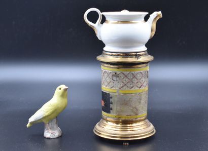 Réunion d'une tisanière et figure de canari...
