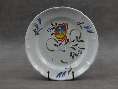 Une Assiette en faïence à décor de fleurs....