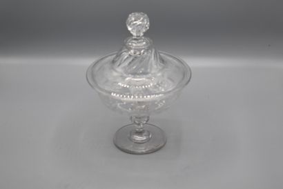 BACCARAT. Drageoir en cristal à décor gravé...