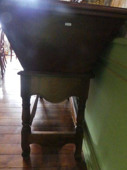 Maie en bois sculpté, table à décor d'urnes...