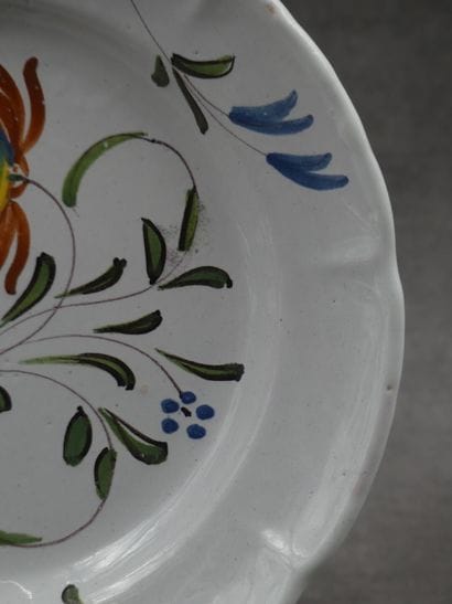 Une Assiette en faïence à décor de fleurs....