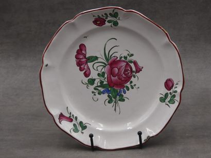Une assiette en faïence rose cernée. XVIIIème...