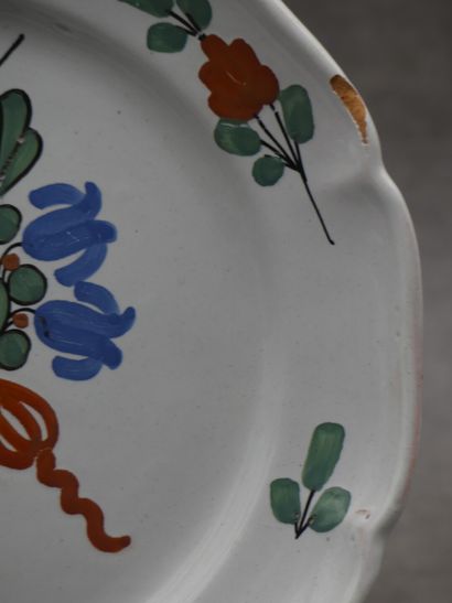 Assiette en faïence au décor de fleurs. XVIIIème...