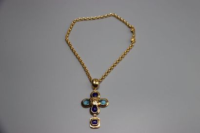 CHANEL. Collier en métal doré et croix. Longueur...