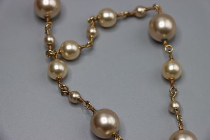 CHANEL. Ceinture Camélia. Avec sa boite....