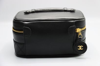 CHANEL circa 1996 . Vanity 20cm en cuir agneau...