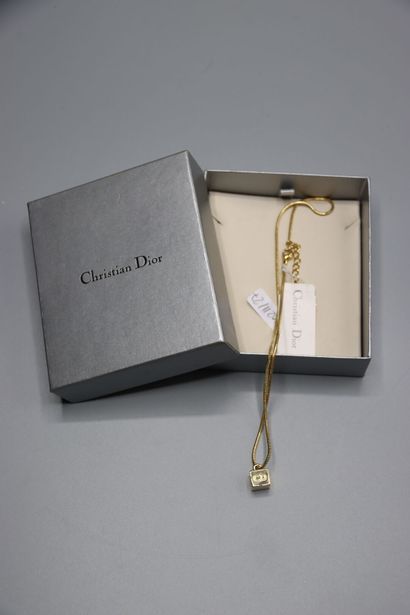 CHRISTIAN DIOR. Collier métal doré pendentif...