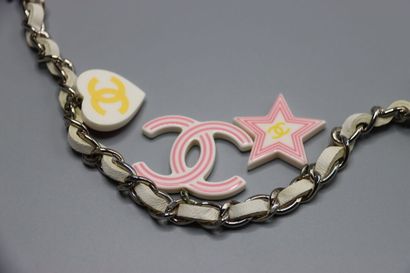 CHANEL. Ceinture en cuir blanc et pendentifs...