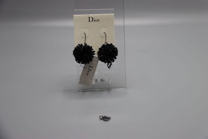CHRISTIAN DIOR. Paire de boucles d'oreille...