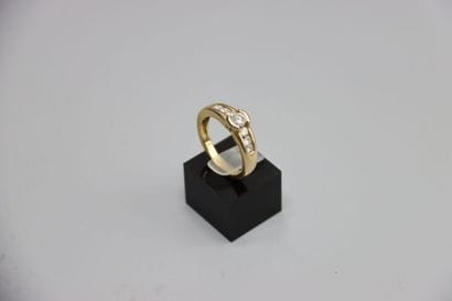 Bague en or jaune ornée d'un diamant taille...