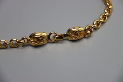 CHANEL. Collier en métal doré et croix. Longueur...