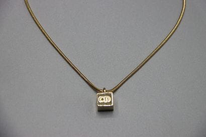 CHRISTIAN DIOR. Collier métal doré pendentif...