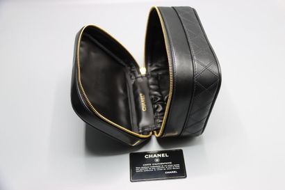 CHANEL circa 1996 . Vanity 20cm en cuir agneau...
