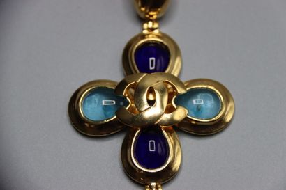 CHANEL. Collier en métal doré et croix. Longueur...