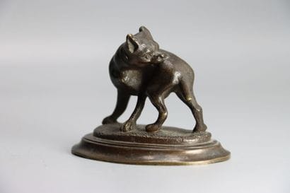 Bulldog 
VIENNE. Chien Bulldog se grattant

Bronze

Marque...