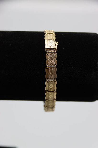 Un bracelet articulé en or jaune ( 8ct, 333)....