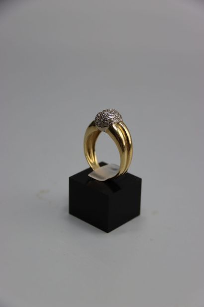 Bague en or jaune ornée d'un pavage en boule...