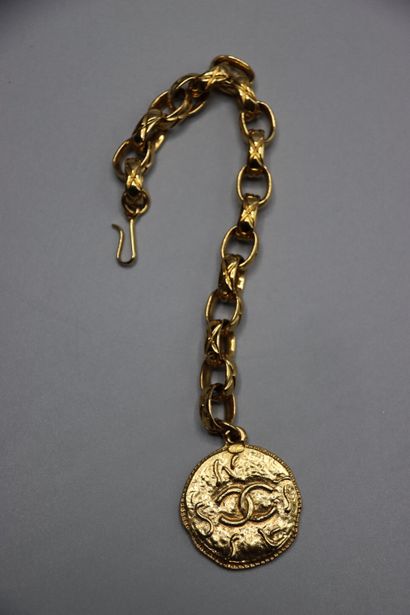 CHANEL. Bracelet en métal doré et piastre....