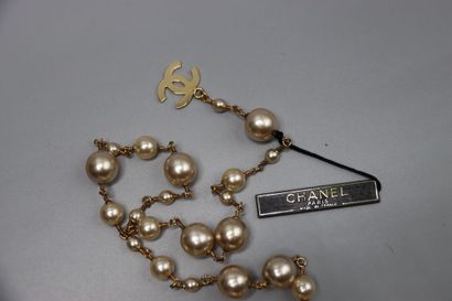 CHANEL. Ceinture Camélia. Avec sa boite....