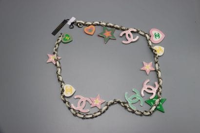 CHANEL. Ceinture en cuir blanc et pendentifs...