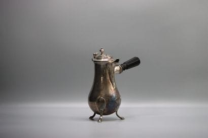 Chocolatière en argent de forme balustre,...