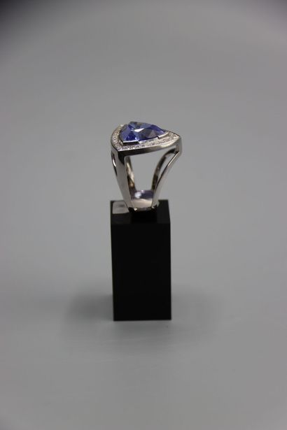 Bague moderne en or gris avec zoIsite variété...