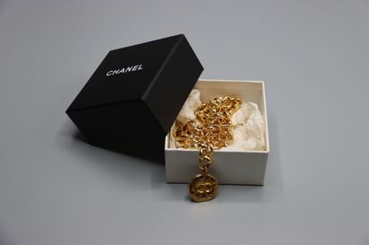 CHANEL. Ceinture en métal doré et piastre....
