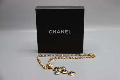 CHANEL. Collier en métal doré et croix. Longueur...