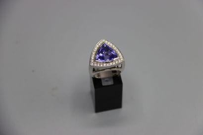 Bague moderne en or gris avec zoIsite variété...