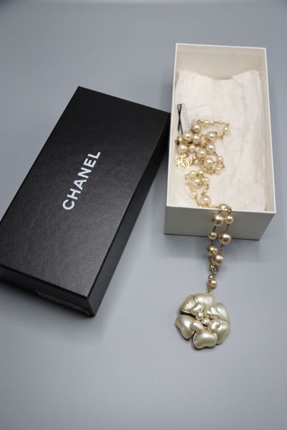 CHANEL. Ceinture Camélia. Avec sa boite....