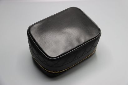CHANEL circa 1996 . Vanity 20cm en cuir agneau...