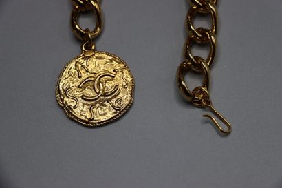CHANEL. Ceinture en métal doré et piastre....