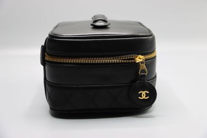 CHANEL circa 1996 . Vanity 20cm en cuir agneau...