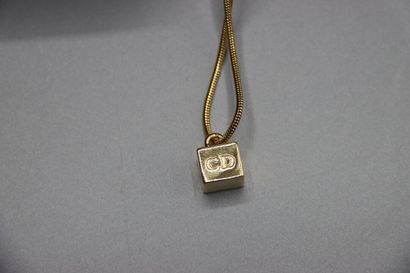 CHRISTIAN DIOR. Collier métal doré pendentif...