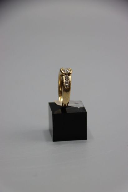 Bague en or jaune ornée d'un diamant taille...