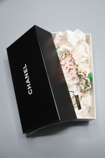 CHANEL. Ceinture en cuir blanc et pendentifs...
