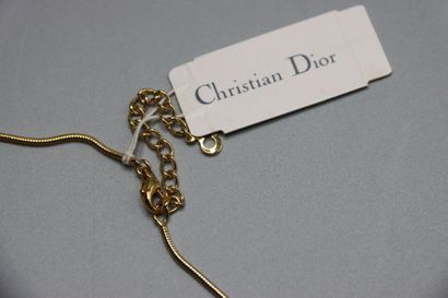 CHRISTIAN DIOR. Collier métal doré pendentif...